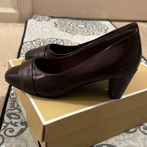 💕 Soft Style a hush puppies company in shiny patent leather burgundy size 7